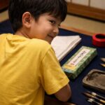 悪だくみのいたずらっ子がニヤニヤしながら、固形墨を見せる日本習字月兎教室の実話大爆笑の話。