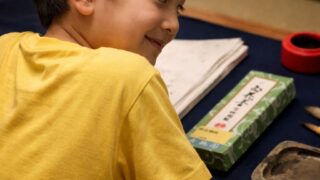 悪だくみのいたずらっ子がニヤニヤしながら、固形墨を見せる日本習字月兎教室の実話大爆笑の話。